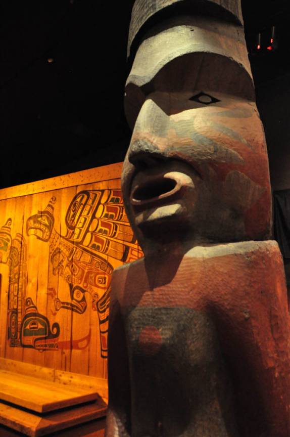 Totens indígenas expostos no Royal BC Museum, em Victoria, capital da British Columbia, no oeste do Canadá